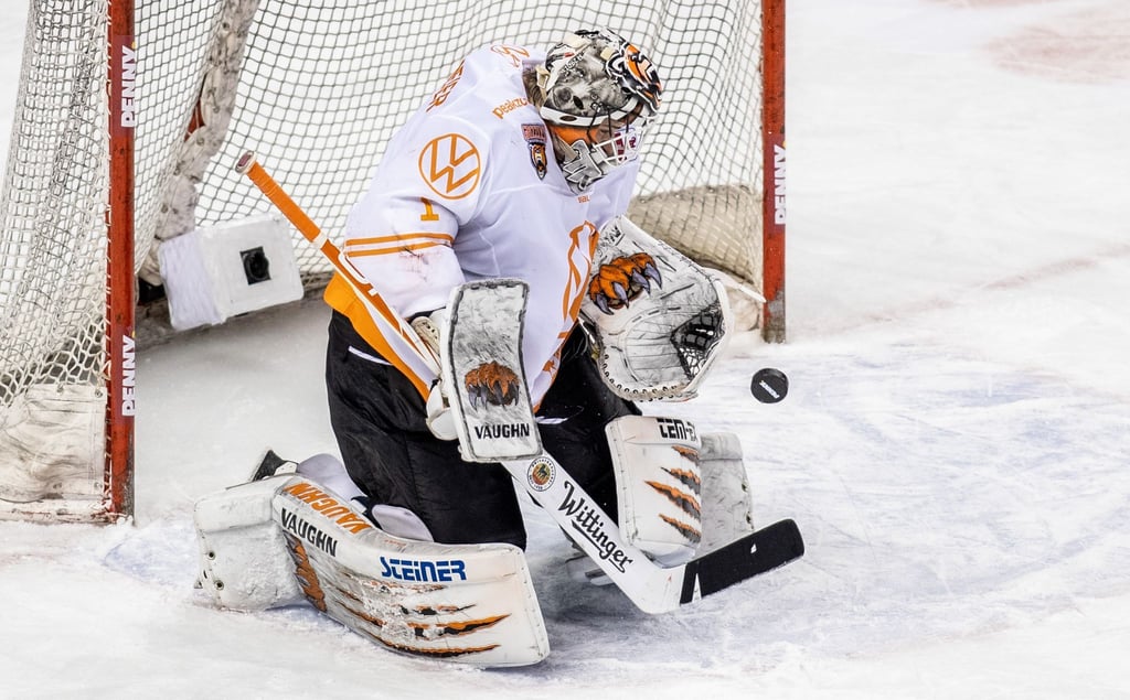 Torwart Dustin Strahlmeier von Grizzlys Wolfsburg wehrt einen Puck ab.