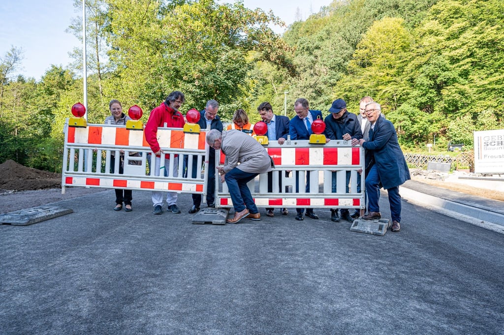Vertreter aus Politik, dem Landesbetrieb Straßenbau NRW sowie den Bauunternehmen eröffnen die Brücke.