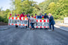 Vertreter aus Politik, dem Landesbetrieb Straßenbau NRW sowie den Bauunternehmen eröffnen die Brücke.