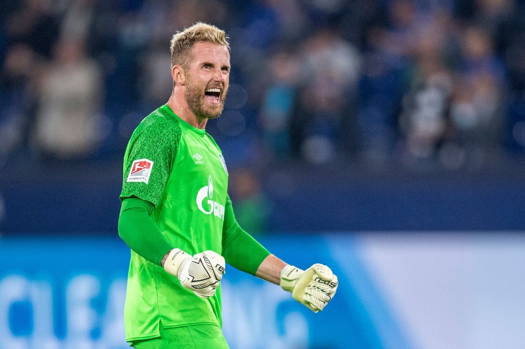 Schalkes Torwart Ralf Fährmann jubelt nach dem Schlusspfiff.