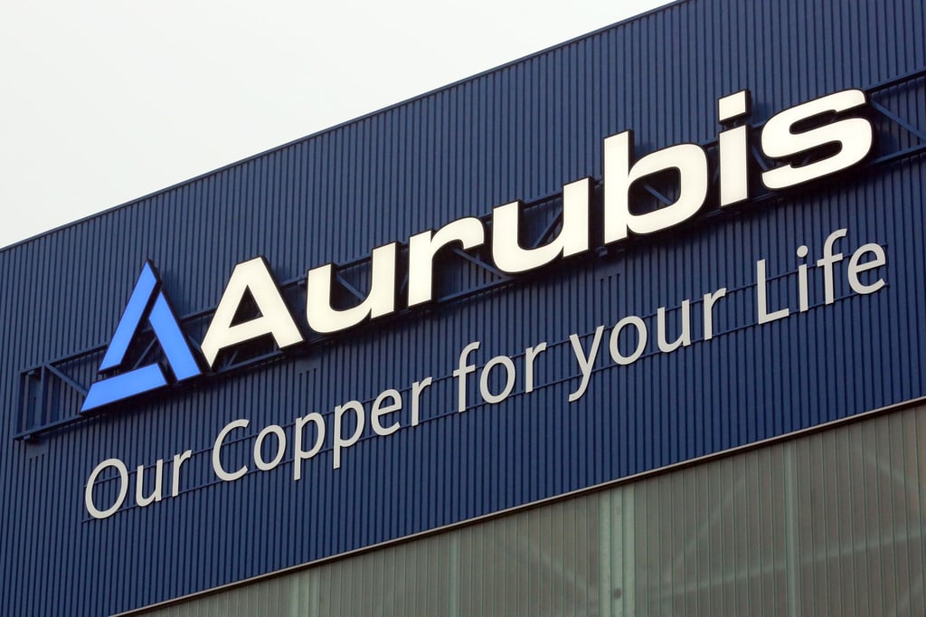Das Logo des Kupferkonzerns Aurubis ist zu sehen.