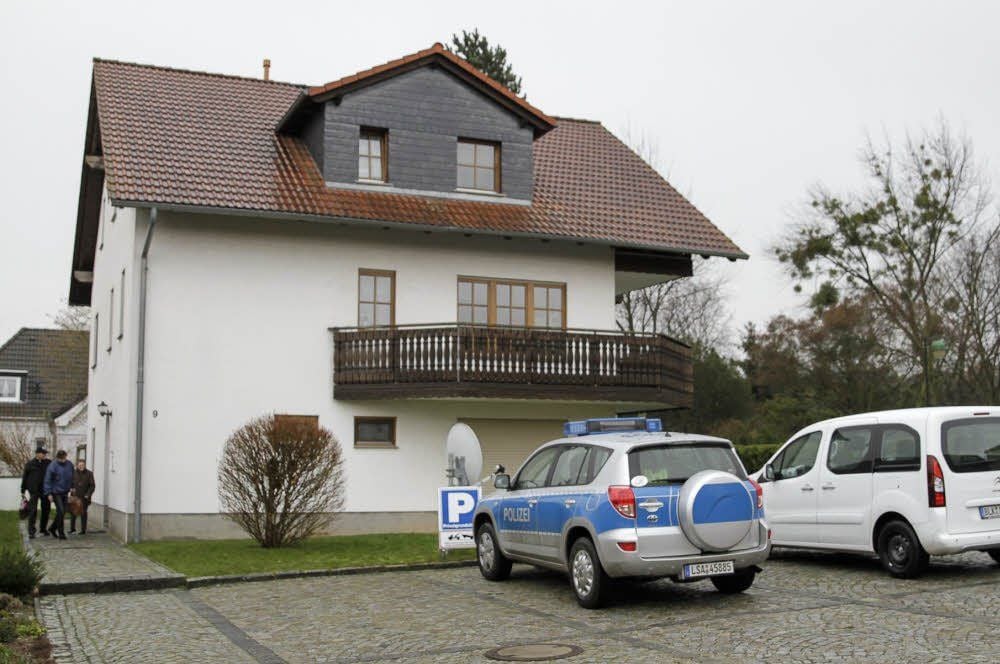 Am Tag nach dem Brand holen die Mieter Sachen und ziehen in die Pension. Die Polizei ermittelt zur Brandursache.