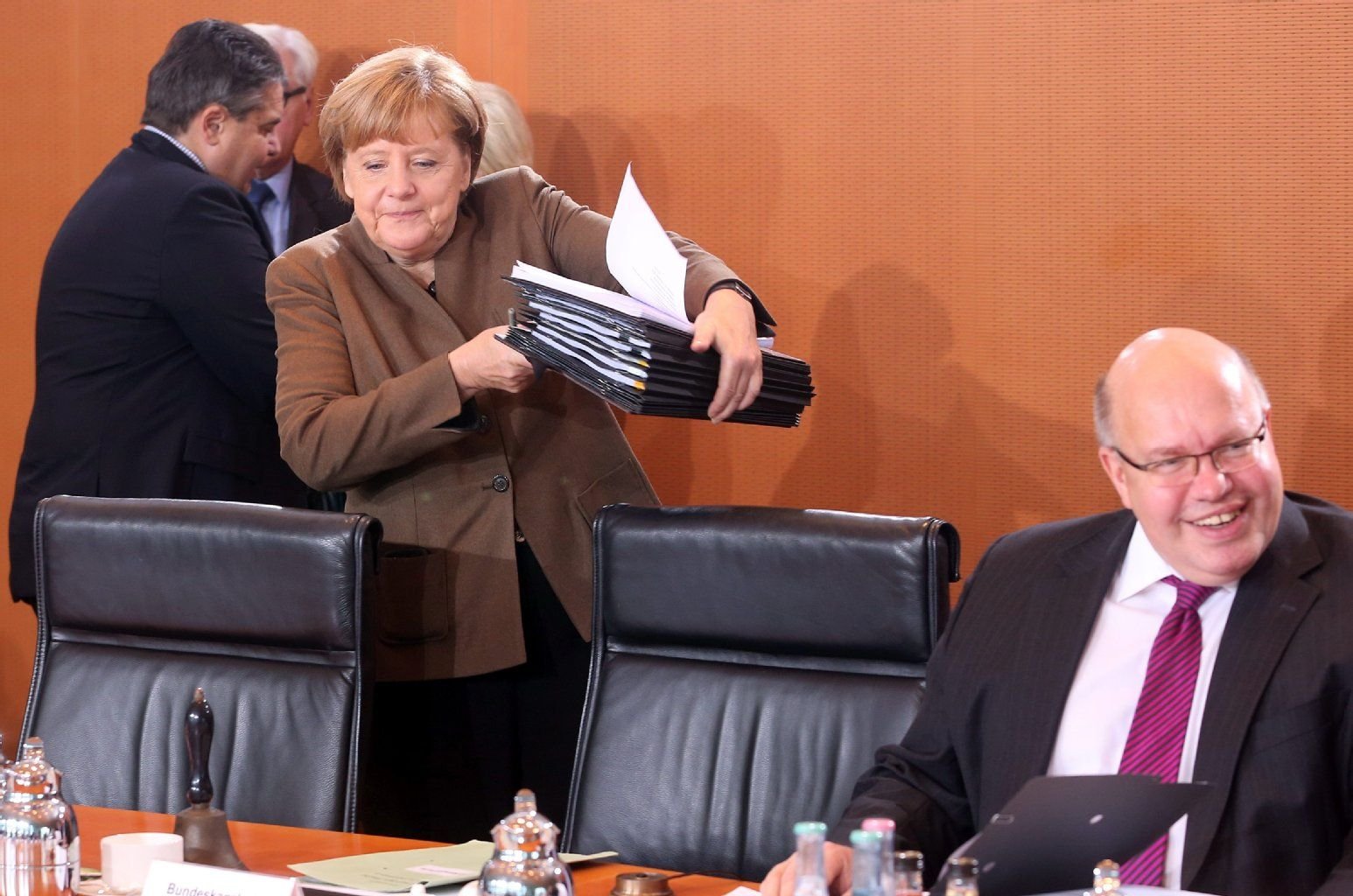Bundeskanzlerin Angela Merkel (CDU) kommt am 18.11.2015 zur Kabinettssitzung im Bundeskanzleramt in Berlin, links Bundeswirtschaftsminister Sigmar Gabriel (SPD), rechts Kanzleramtsminister Peter Altmaier (CDU).