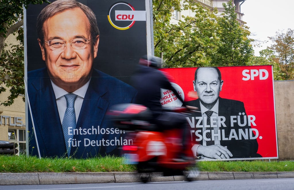 Großflächige Wahlplakate mit den Kanzlerkandidaten von SPD (Olaf Scholz, r) und CDU (Armin Laschet).