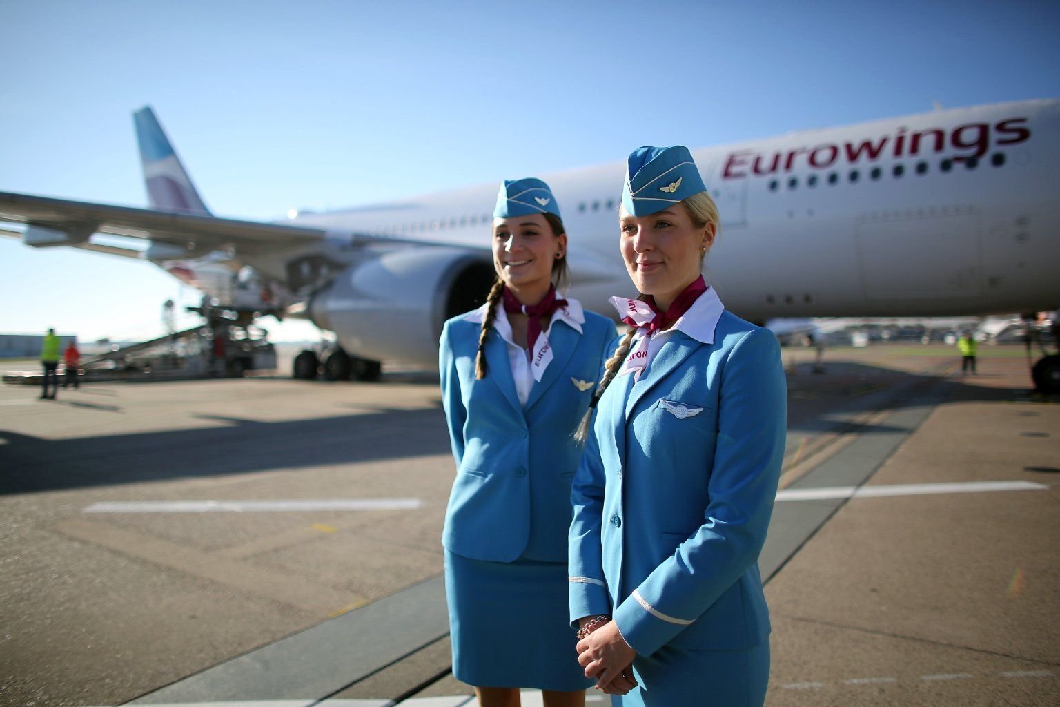 Zwei Stewardessen der Eurowings vor einem A 330. Der erste Langstreckenflug der neuen Billigtochter der Lufthansa ging nach Varadero auf Kuba.