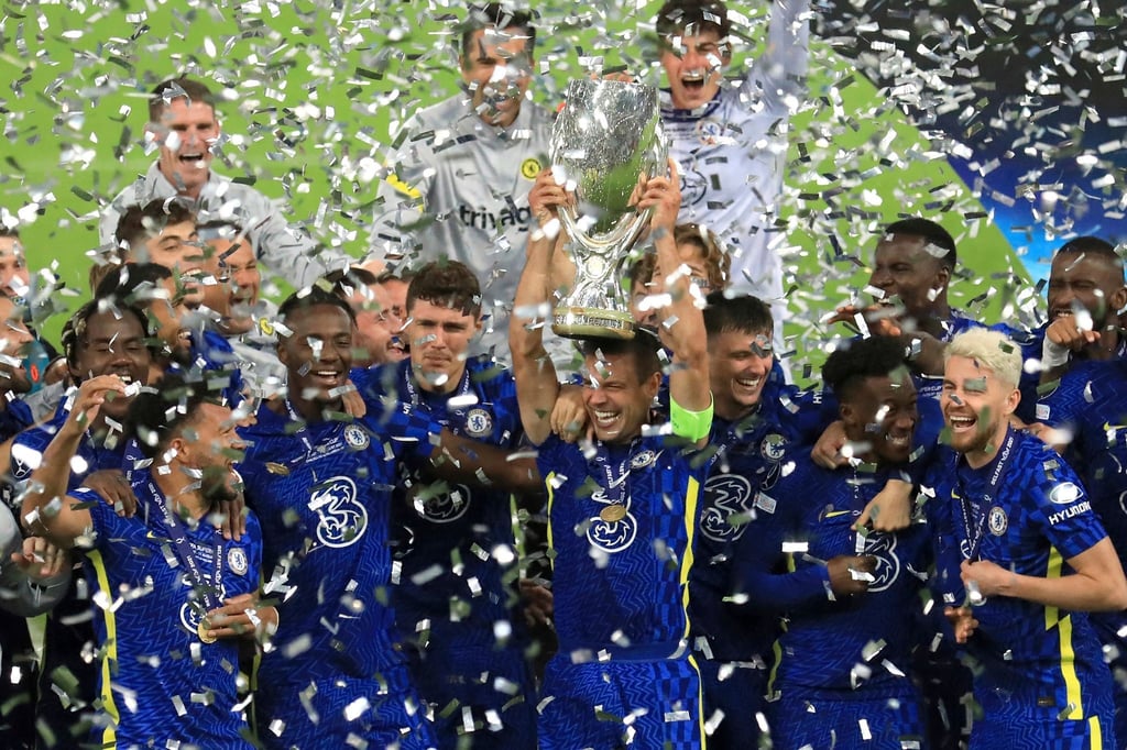 Chelsea-Spieler feiern mit dem Pokal nach dem Sieg.