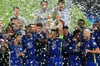 Chelsea-Spieler feiern mit dem Pokal nach dem Sieg.