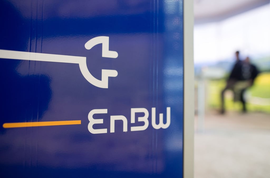 Das Logo des Energiekonzerns EnBW steht auf einer Ladesäule.