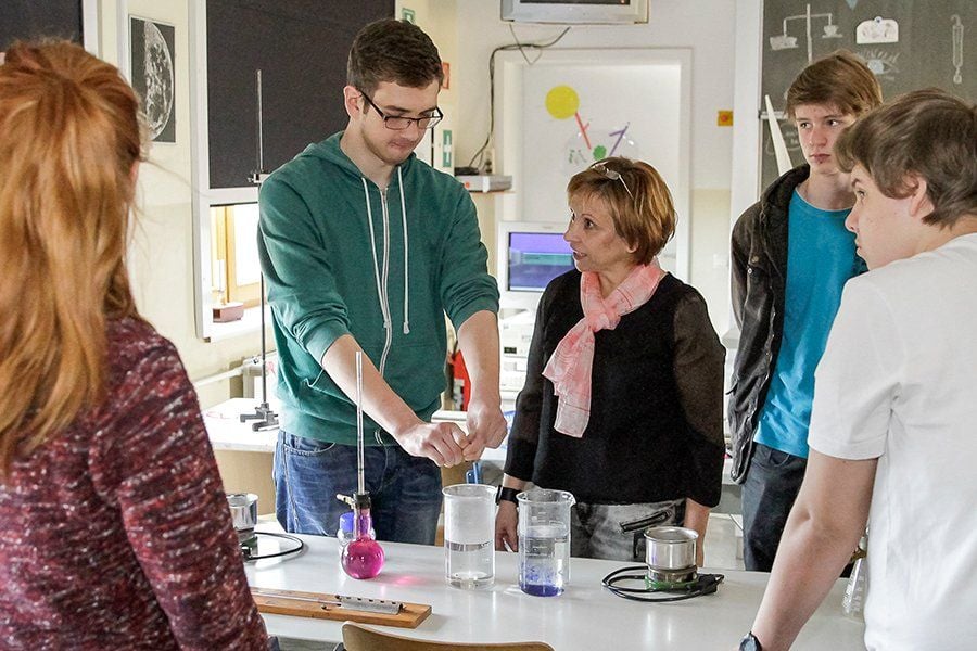 Gunhild Salzmann demonstriert im Klassenraum einige physikalische Experimente und lädt zum Ausprobieren ein.