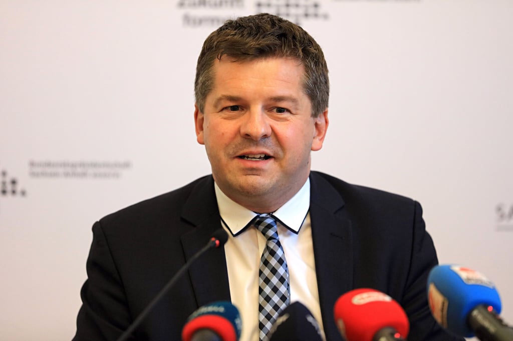 "Sie sind von den Bürgern gewählt worden und behalten das Mandat": CDU-Landeschef Sven Schulze erklärt, warum zwei Regierungsmitglieder gleichzeitig im Landtag sitzen.