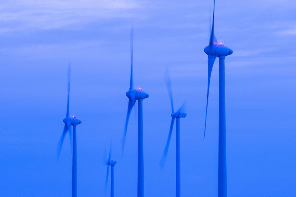 Windkraftanlagen drehen sich in Mecklenburg-Vorpommern.