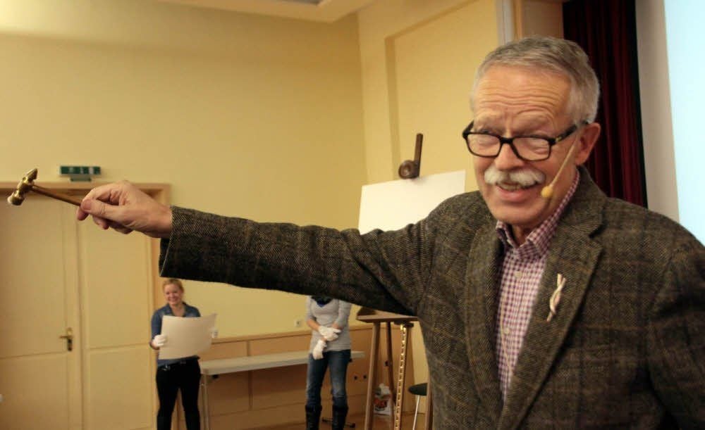 Witzig und kurzweilig: Georg Sehrt bei der Auktion 2014.