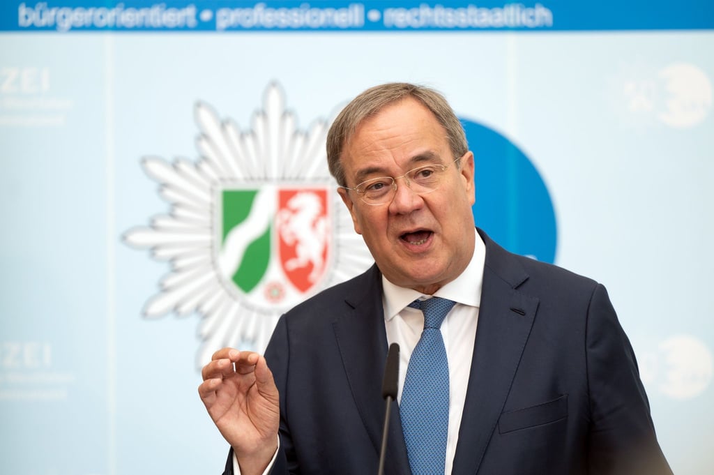 Armin Laschet (CDU) steht im Landeskriminalamt vor den Kameras.