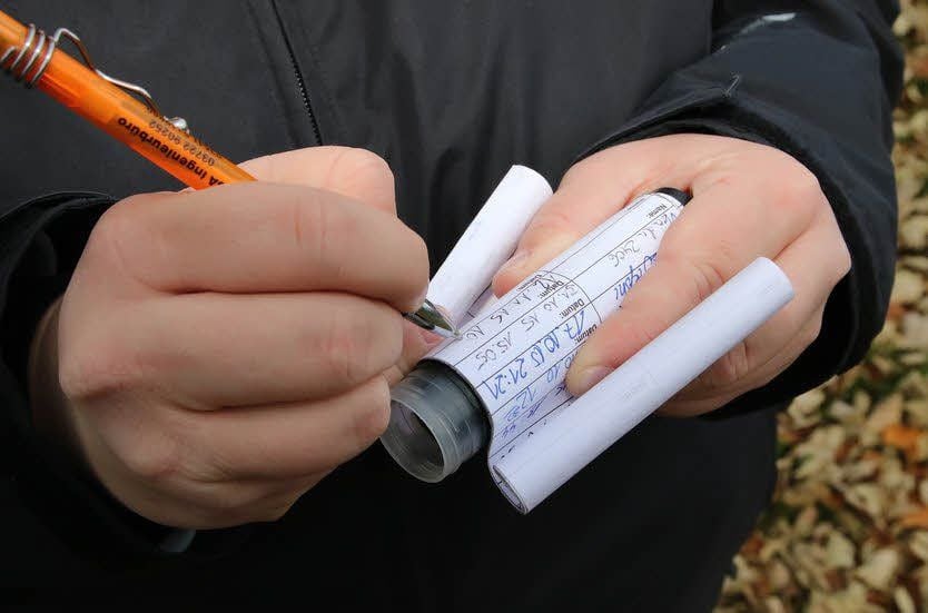Für Notizen und Hinweise empfiehlt es sich beim Geocaching auch einen Stift und etwas Papier dabei zu haben.