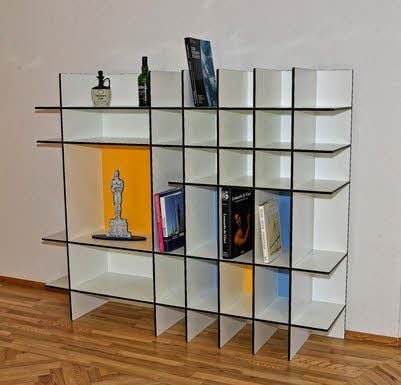 Der Stuhl, mit dem Flötotto so erfolgreich war, in abgewandelter Form, ist noch heute beliebt. Zu den Prototypen von Tamesis gehören diese Regale.