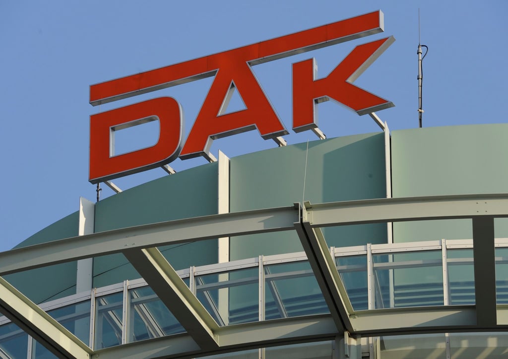 Das DAK-Logo hängt an einem Gebäude.