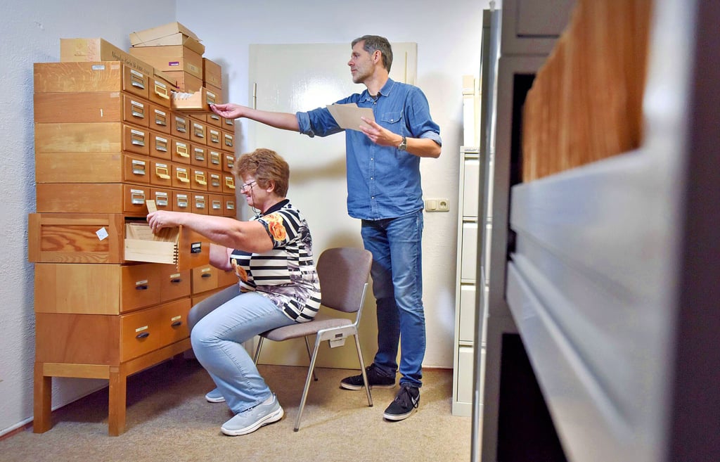 Im Kreismuseum gibt es noch einige alte Karteiakten. Mit diesen müssen Monika Köchel und Museumsleiter Sven Sachenbacher aktuell arbeiten.