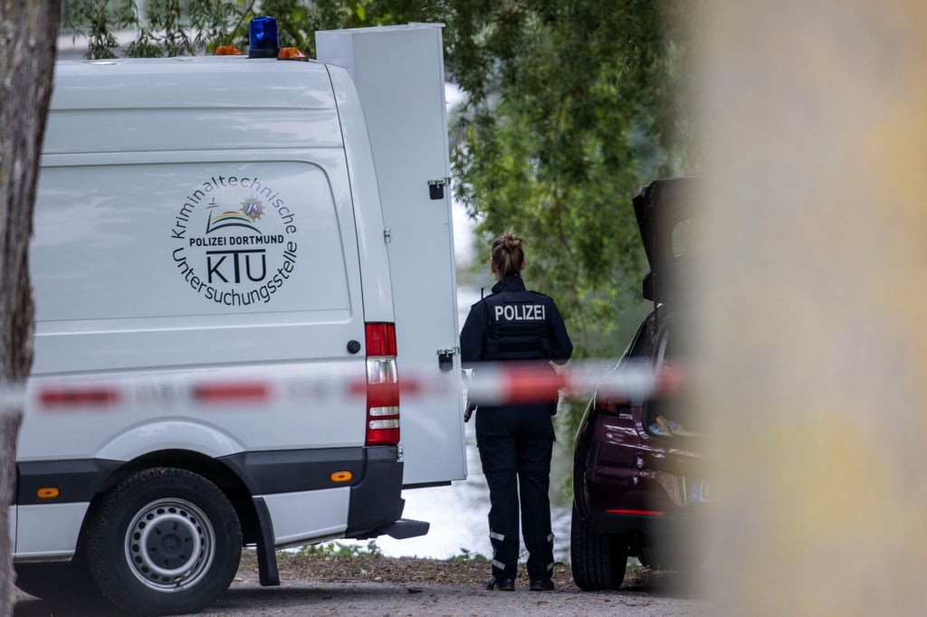 Einsatzkräfte der Mordkommission gehen nach dem Fund einer Frauenleiche den Ermittlungen nach.