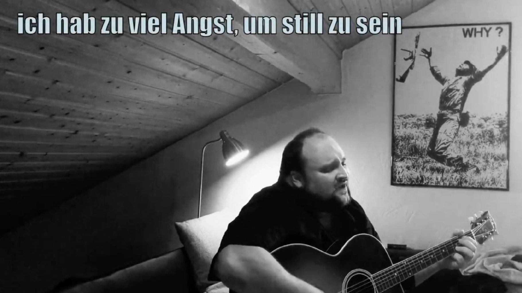 Der Screenshot vom 17.11.2015 zeigt eine Szene aus dem Video «Ein kleines Lied» von Sänger Alex Diehl, Sänger aus Oberbayern. Diehl hat mit dem berührenden Song als Reaktion auf die Anschläge von Paris einen Erfolg im Internet gelandet.
