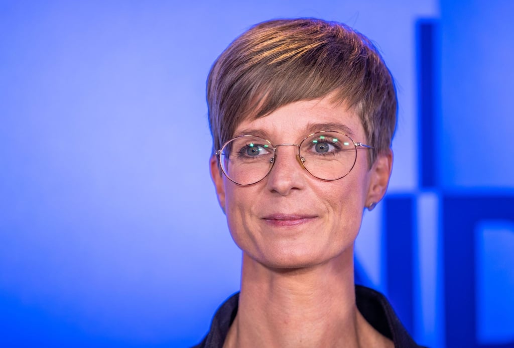 Anne Shepley (Die Grünen) spricht.