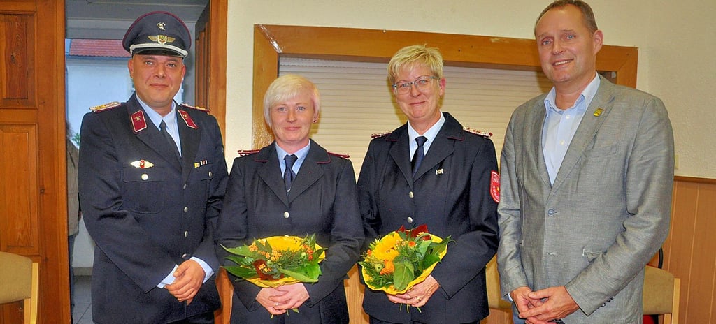 Die neue Ortswehrleiterin Andrea Bandursky (2.v.r.) mit ihrer Stellvertreterin Anja Ballhause, Bürgermeister Uwe Epperlein und Stadtwehrleiter Steffen Bruchhardt.