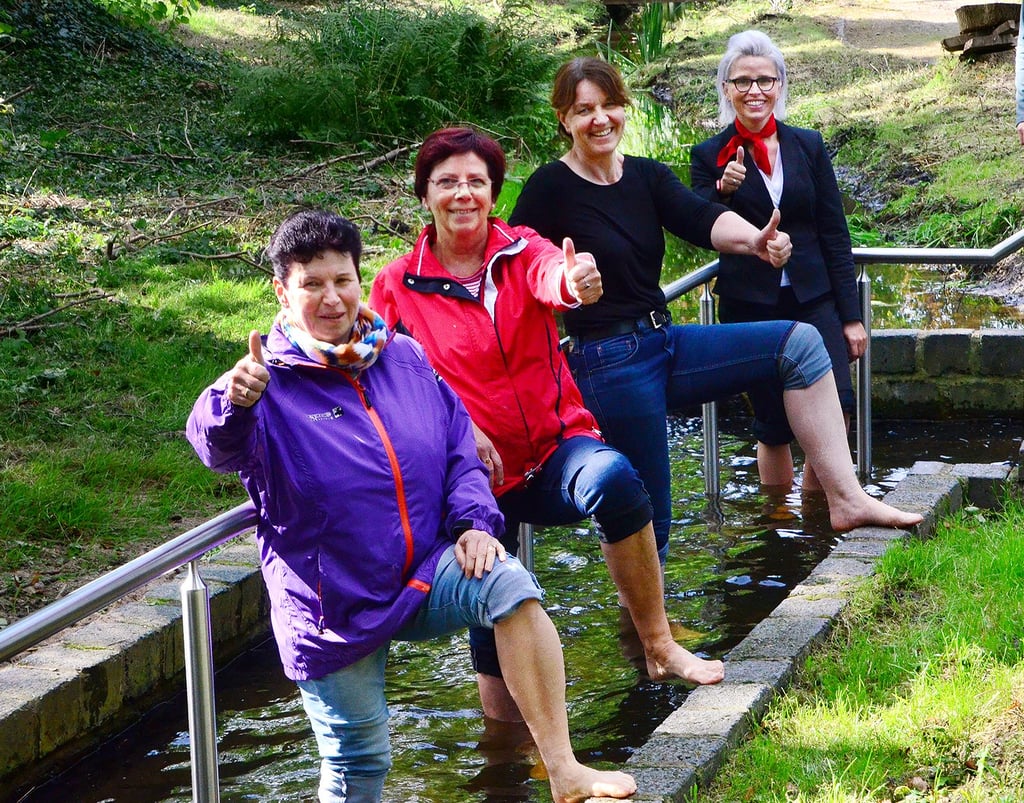 ?Probetreten?: Kerstin Schulz vom Bauamt (von links), Sigrid Gassel und Melissa Schmidt vom Tourismusverein Kalbe und Andrea Schomburg von der Sparkasse Altmark West testen die Anlage.