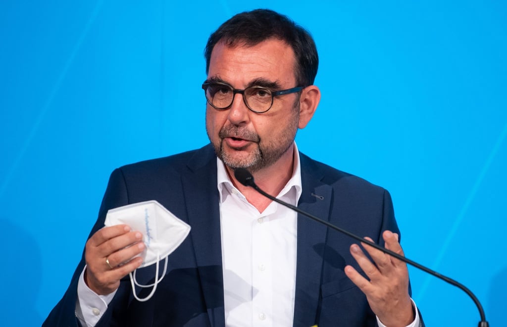 Bayerns Gesundheitsminister Klaus Holetschek (CSU) hält eine Pressekonferenz.