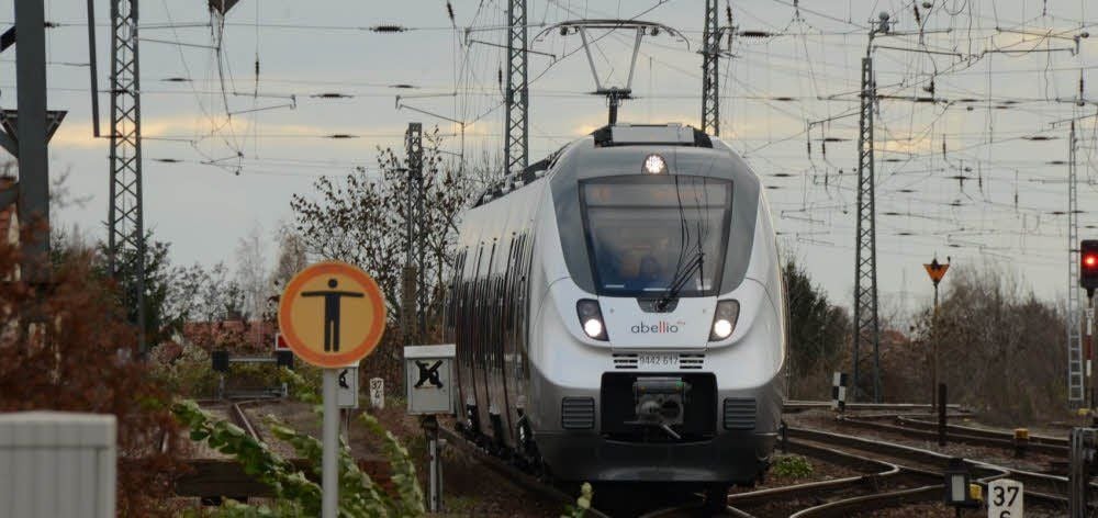Werden ab Sonntag zum alltäglichen Bild gehören: Hier fährt ein Talent 2 der Abellio Rail Mitteldeutschland in Eisleben ein.