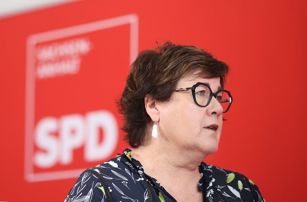 Sachsen-Anhalts Sozialministerin Petra Grimm-Benne während einer Pressekonferenz.