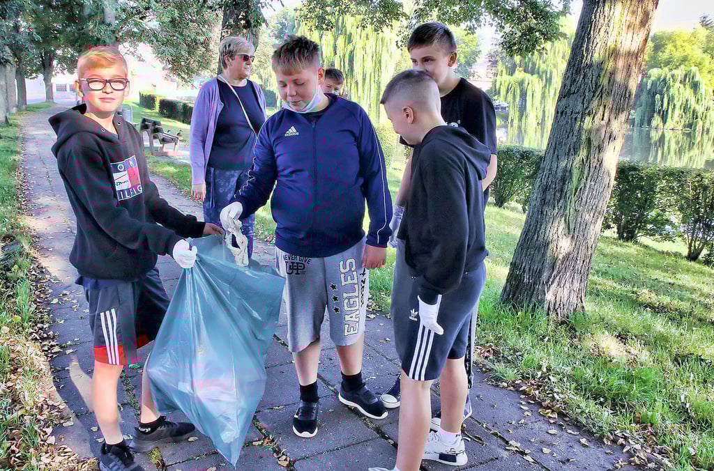 Im Rahmen der Nachhaltigkeitswoche in der Sekundarschule ?Thomas Müntzer? in Allstedt sammelten die Schüler auch am Vorwerkteich Müll.