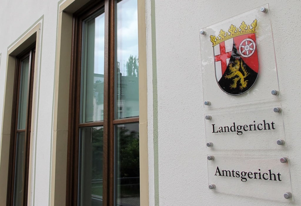 Ein Schild am Landgericht in Trier.