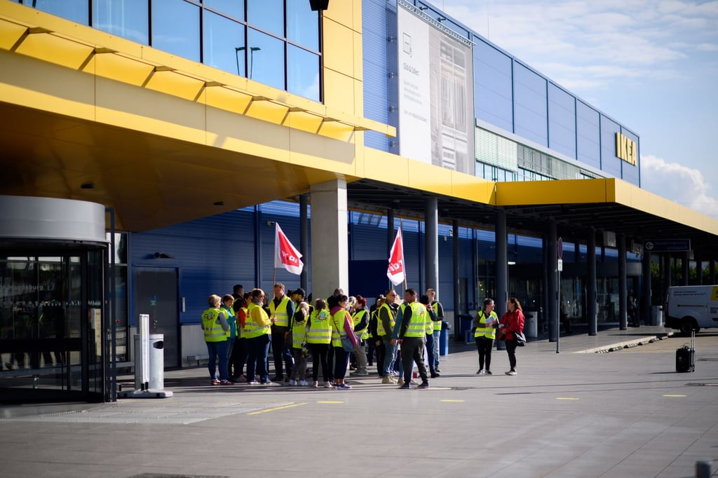 Beschäftigte des Einzelhandels streiken vor den Eingang des Einrichtungshauses Ikea.