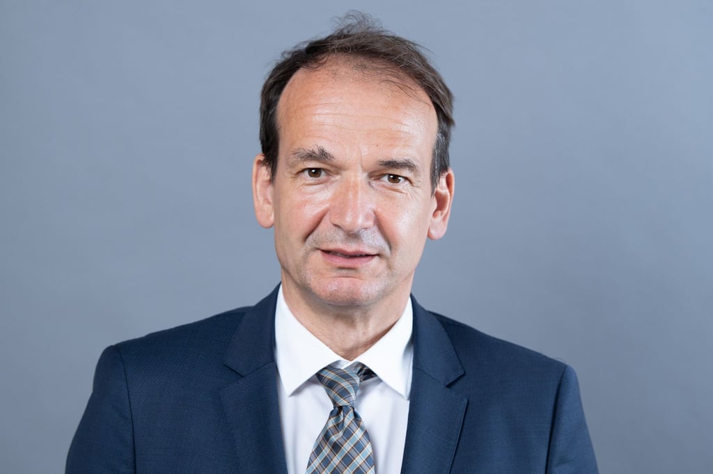Andreas Silbersack (FDP) schaut in die Kamera.