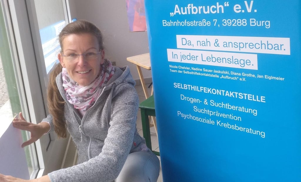 Nicole Chelvier vom Verein Aufbruch nutzt ein leer stehendes Schaufenster in der Schartauer Straße 48.