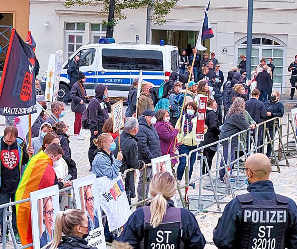 AfD-Gegner an der Absperrung in der Platzmitte.