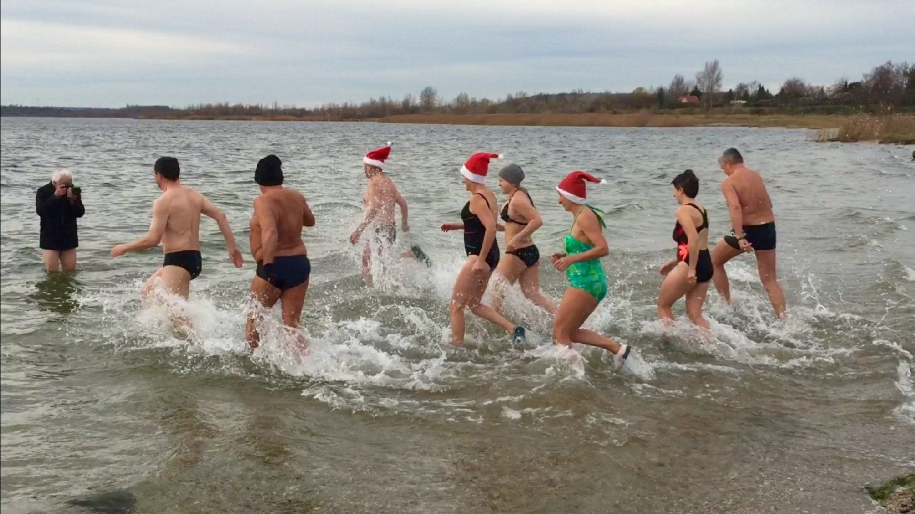 Bei einer Außentemperatur von 6 Grad Celsius wagten sich diese mutigen am Samstagnachmittag zum Advents Baden in den Geiseltalsee.