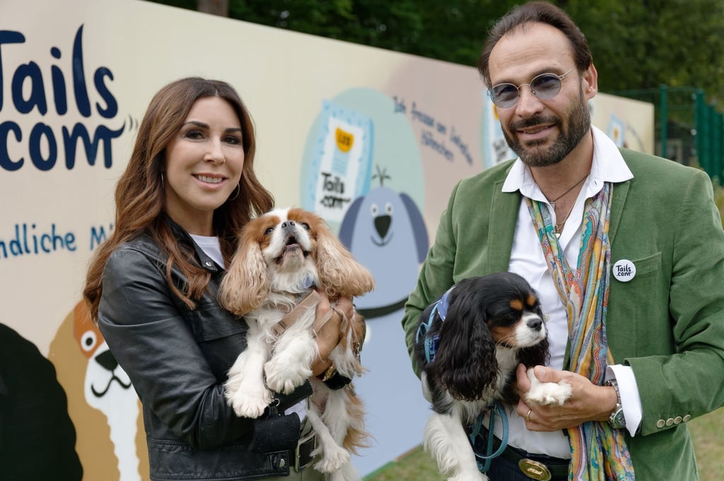Judith Williams und ihr Ehemann Alexander-Klaus Stecher halten bei den German Petfluencer Awards 2021 im Waldbad Dünnwald die Hunde Sissi und Franzi.