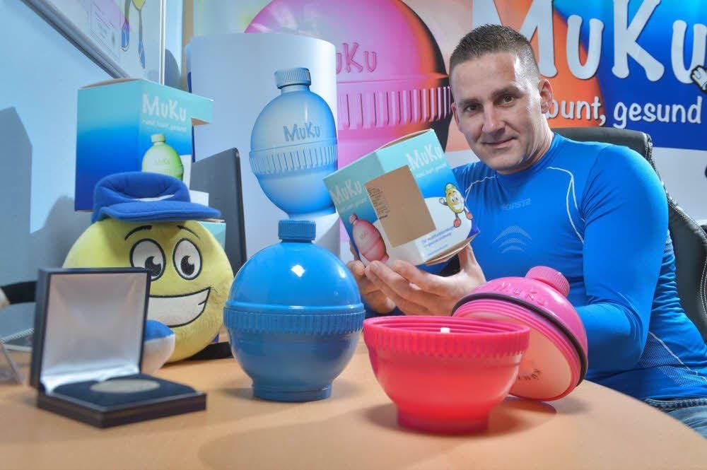 Der Akener Sven Kleuckling präsentiert seine Erfindung: eine Multifunktionskugel.