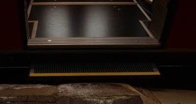 Ausfahrbare Trittstufen gleichen künftig das Niveau zwischen Bahnsteig und Zug aus.