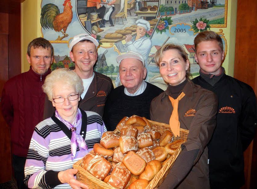 Das Familienfoto der Schröders: (v.l.n.r.) Michael und Bäckermeister Heiko (Brüder), Mutter Ingrid und Altmeister Herbert, Schwiegertochter Annett und Tim, der Sohn von Heiko und Annett.