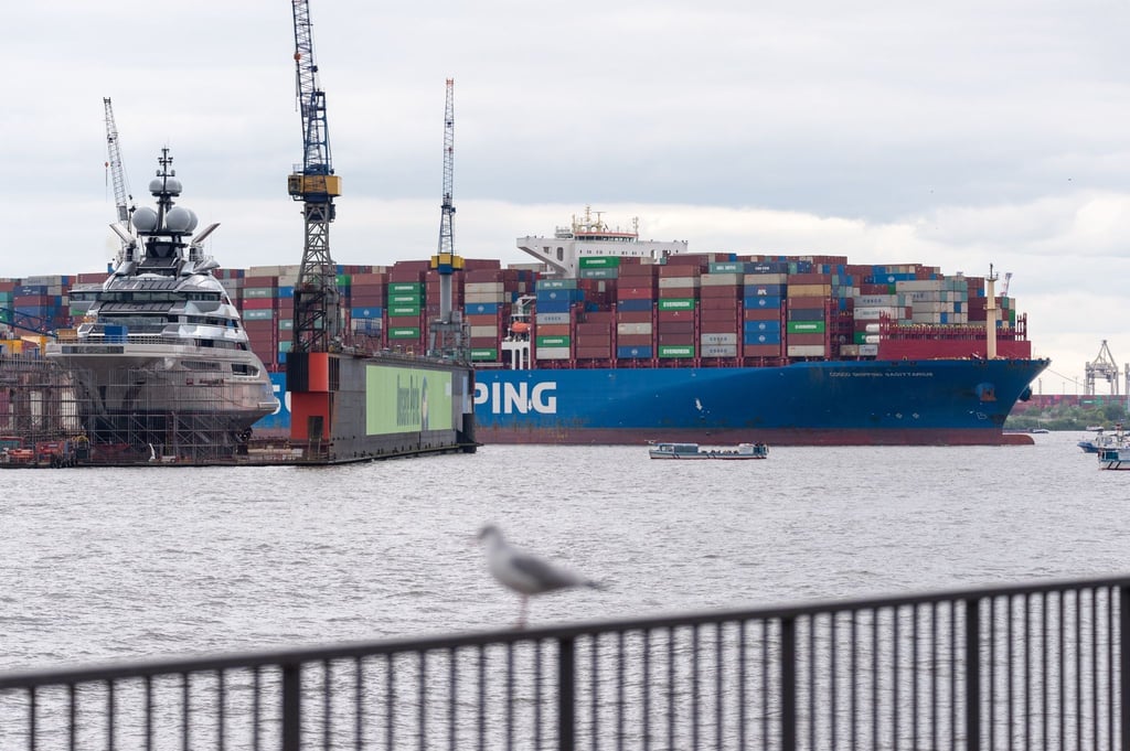 Eine Yacht liegt im Dock 11 während das Containerschiff "Cosco Shipping Sagittarius" manövriert.