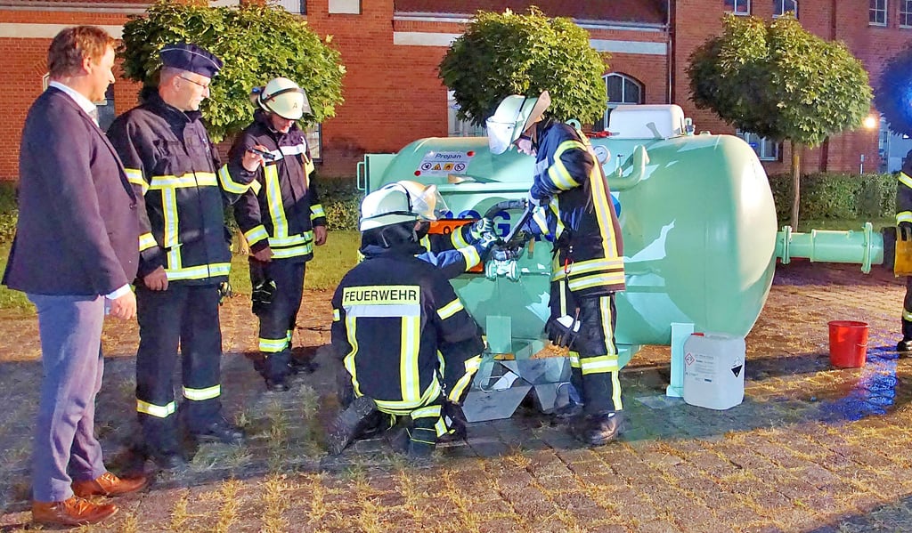 Ronald Zimmer (links), Leiter der Schweißerausbildung bei der Berufsakademie Altmark, und Stendals Ortswehrleiter Holger Wothe (zweiter von links) beobachten das erste Training an der Gefahrgutübungsanlage in Stendal.