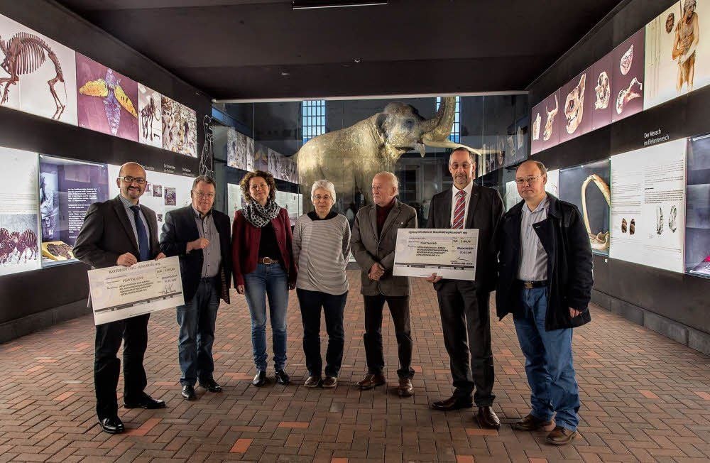 Glückliche Gesichter bei der Scheckübergabe in Pfännerhall