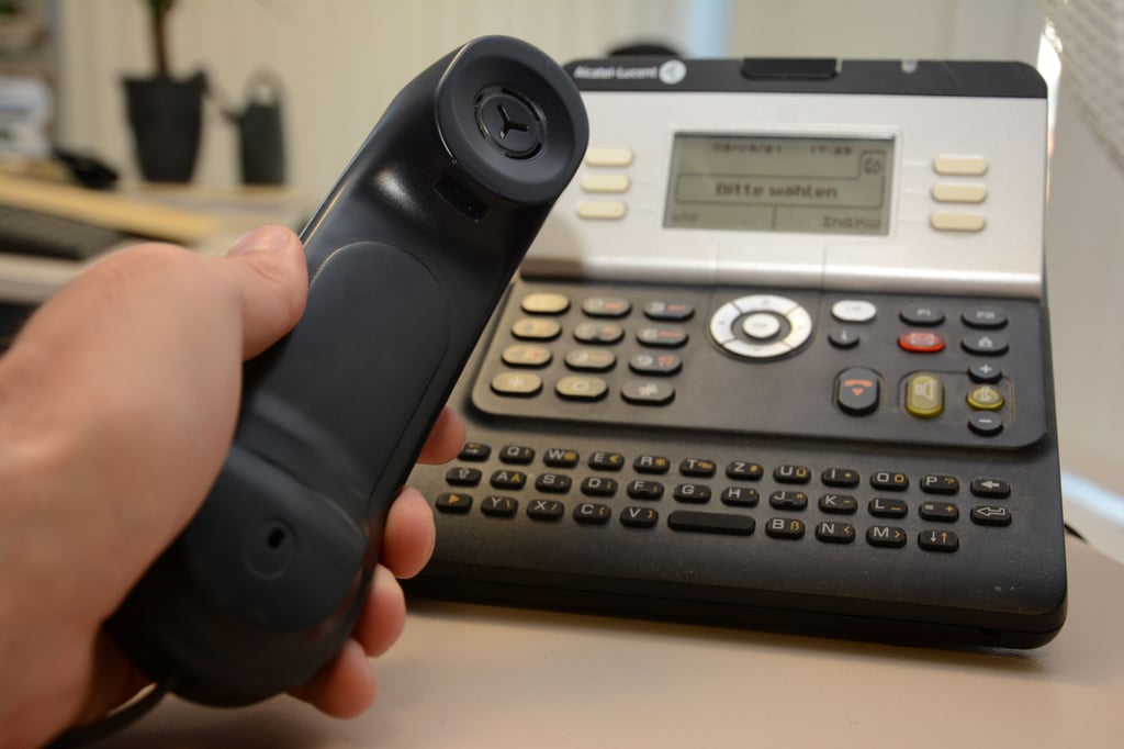 Die Polizei warnt vor Betrügern am Telefon.
