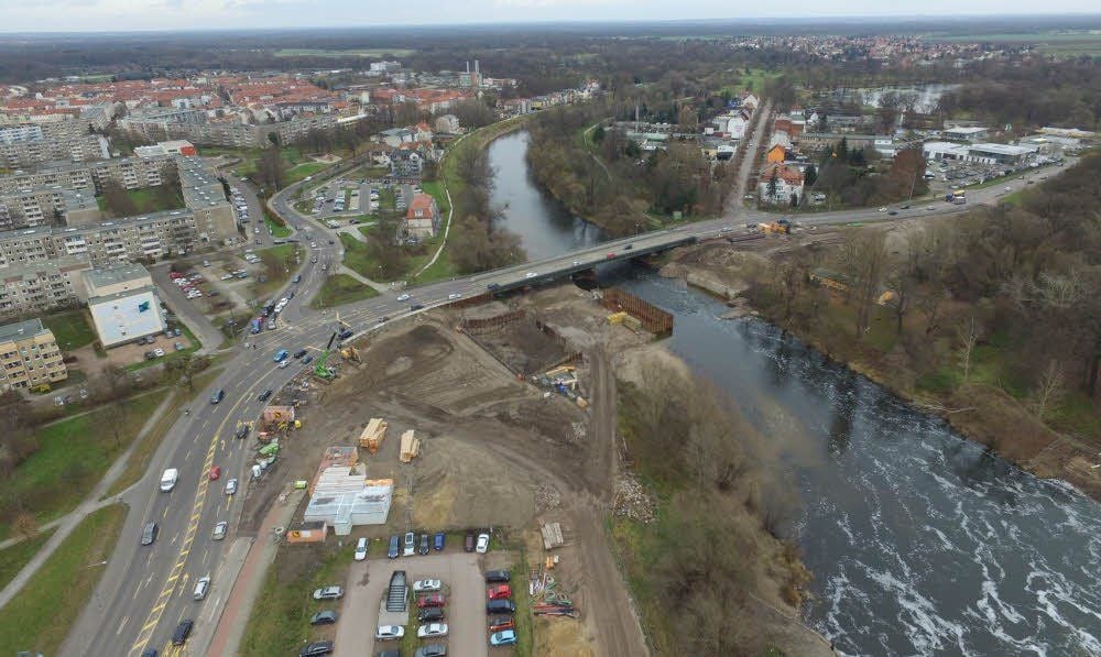 Blick auf die Baustelle Friedensbrücke: Dort geht es seit Wochen kaum voran.
