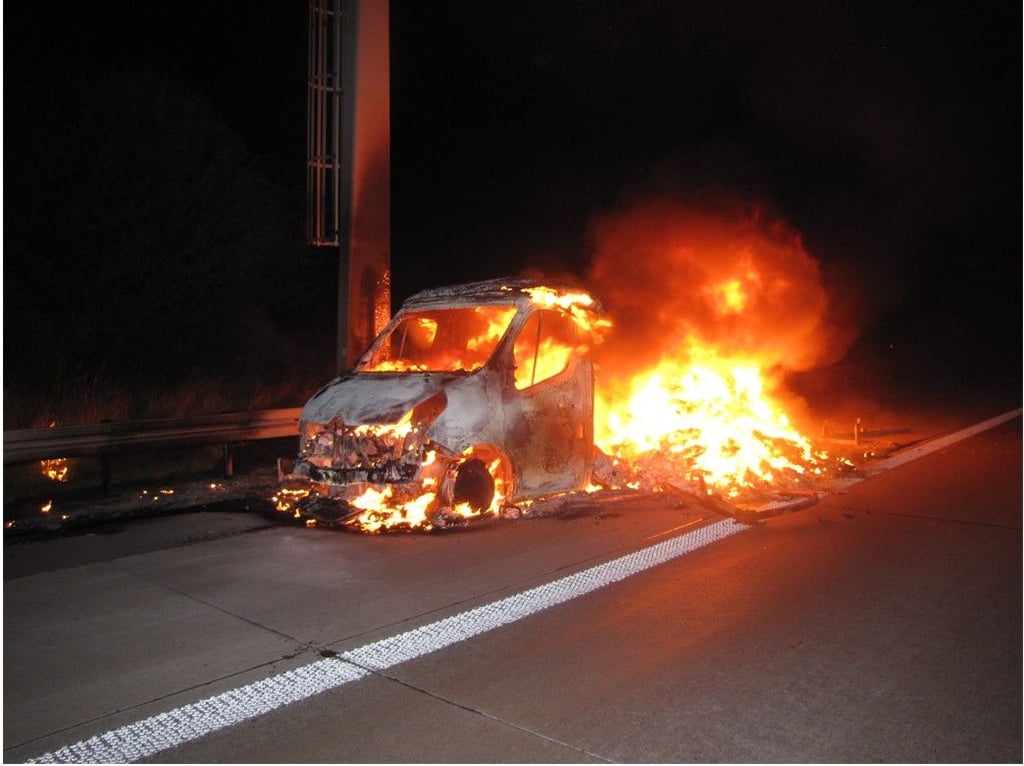 Ein mit Schuhen beladener Kleintransporter hat in der Nacht auf der A2 bei der Anschlusstelle Irxleben angefangen zu brennen. Der Fahrer bemerkte den Brandgeruch rechtzeitig und blieb unverletzt. Der Grund für das Feuer war ein technischer Defekt.
