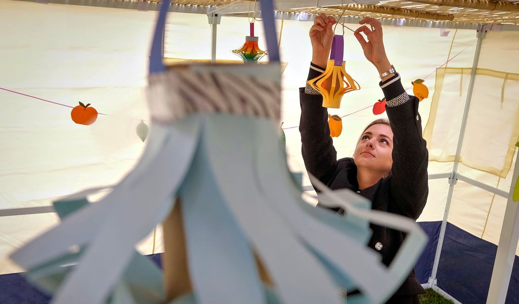 Der Schmuck der Hütte wurde von den Kindern der Gemeinde gebastelt.