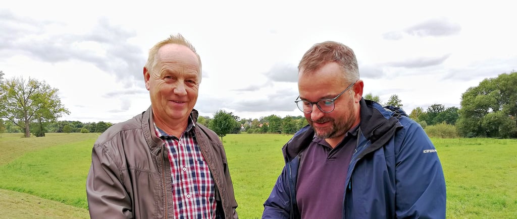 Treff in Göbitz: Flussbereichsleiter Thomas Keller (rechts) zeigt Ortsbürgermeister Gerald Glück die Pläne zur Deichsanierung.