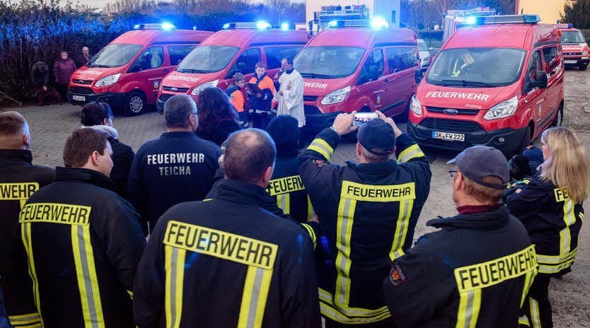 Pfarrer Magnus Koschig weiht die neuen Fahrzeuge.