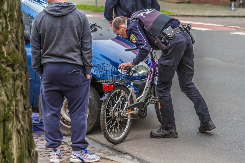 Ein elfjähriger Junge wurde verletzt, als er in der Dessauer Straße in Wittenberg mit seinem Fahrrad von einem Auto erfasst wurde.